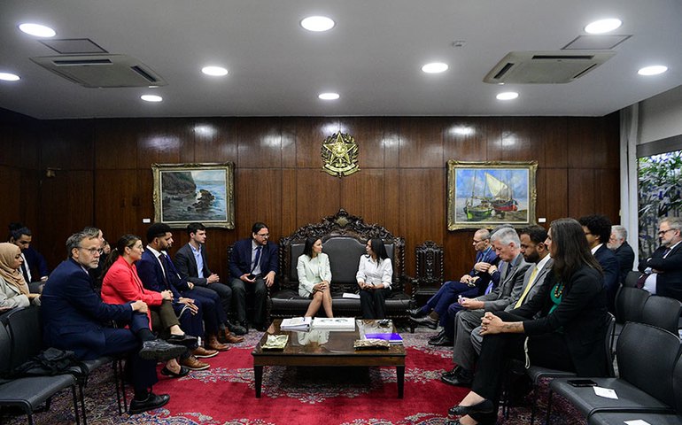 Comissão de Defesa da Democracia debate desafios da democracia brasileira