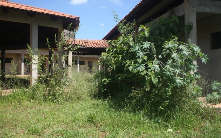Governo abandona obras paradas e Monta um esquema de “escolas fake”