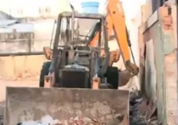 Retroescavadeira pega fogo em canteiro de obras em Maceió