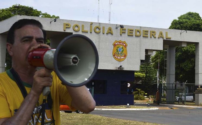 Manifestação pipoca apoia Lava jato em ato em frente à Polícia Federal