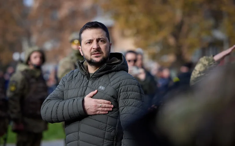 Míssil russo cai a menos de 200 metros de comitiva de Zelensky e premier grego em Odessa