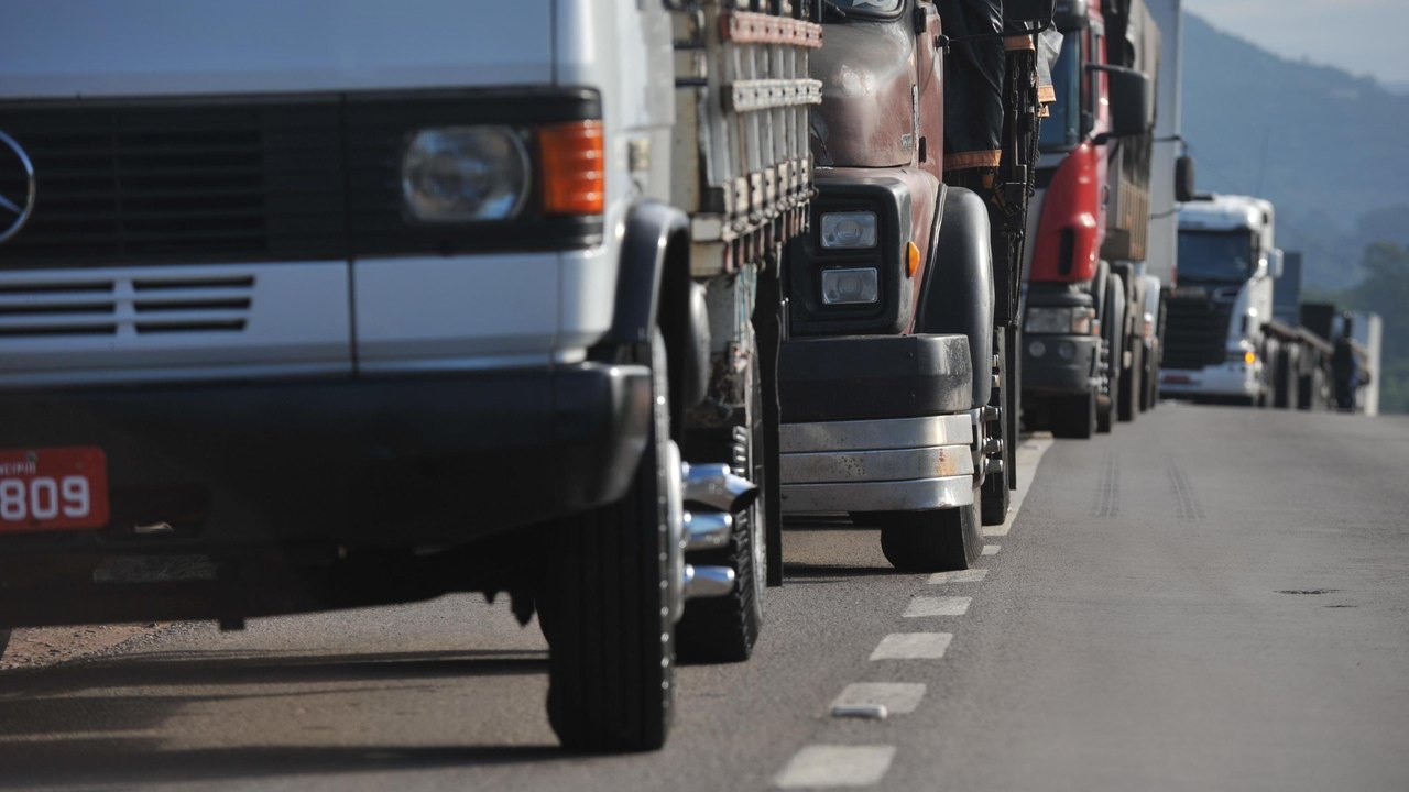 Após ameaça de greve dos caminhoneiros, ainda há protestos pontuais, sem bloqueio