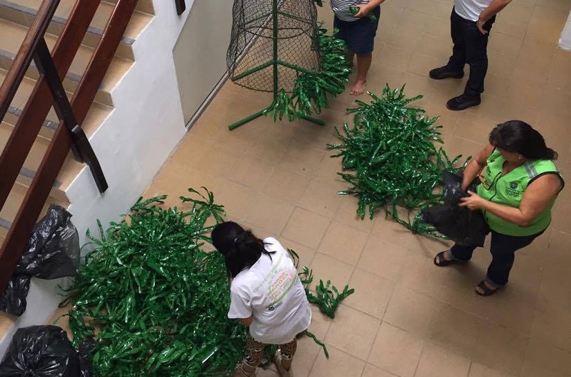 Slum cria decoração natalina com mais de 500 garrafas PET