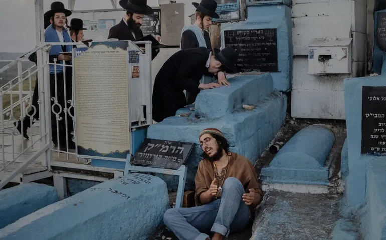 Em uma cidade de antigo misticismo judaico, israelenses se armam para a luta
