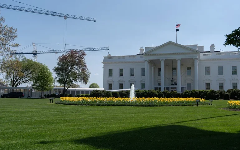 Imagens revelam momento do incidente durante jantar dos correspondentes na Casa Branca