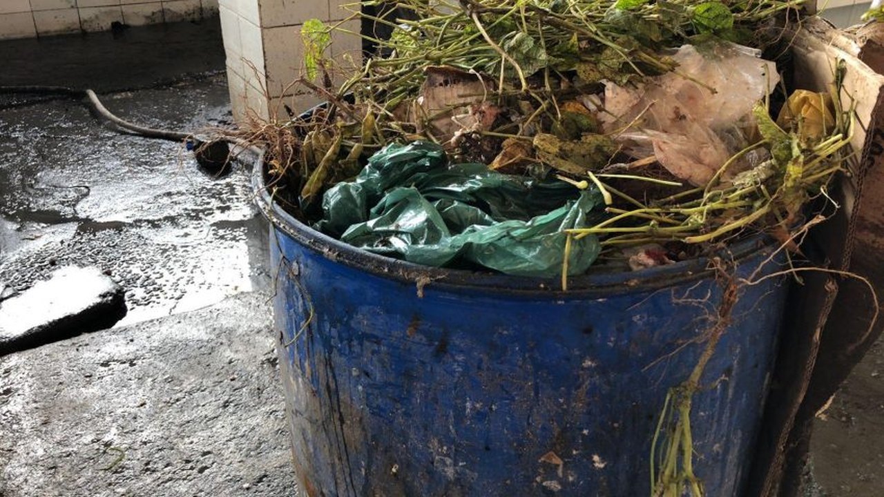 Equipes de limpeza retiram cerca de 30 toneladas de lixo do Mercado da Produção