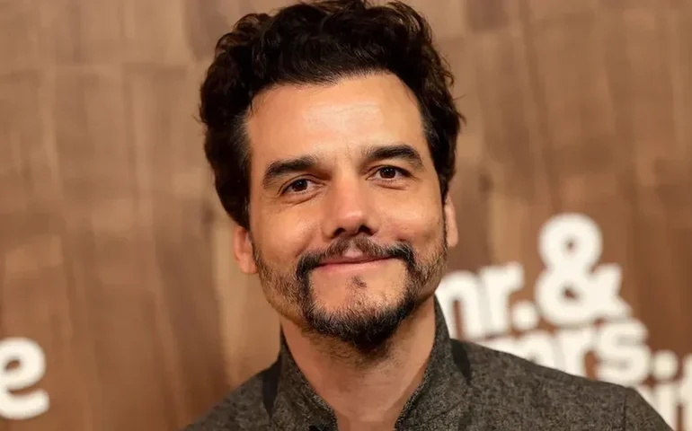 Wagner Moura volta ao teatro após 16 anos como personagem principal em peça interativa