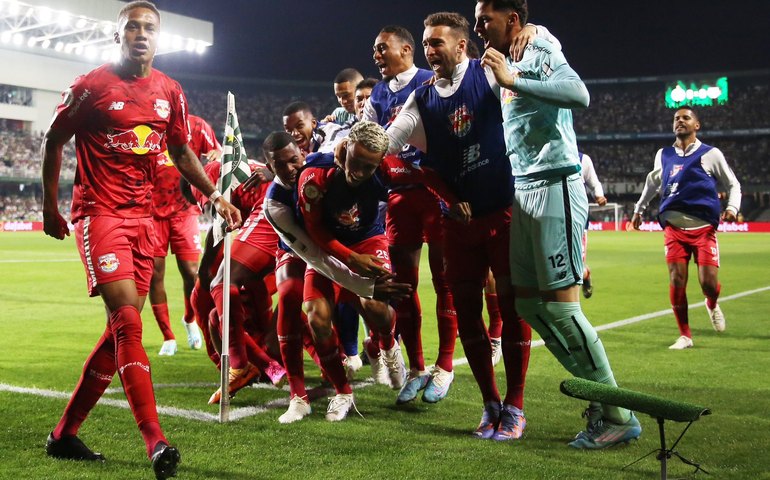 Red Bull Bragantino supera o Coritiba fora de casa e cola no G-4 do Brasileirão