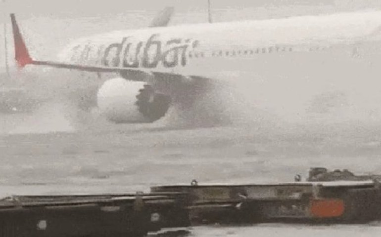 Chuvas torrenciais em nível recorde inundam Dubai; aviões andam em pistas de aeroporto alagadas