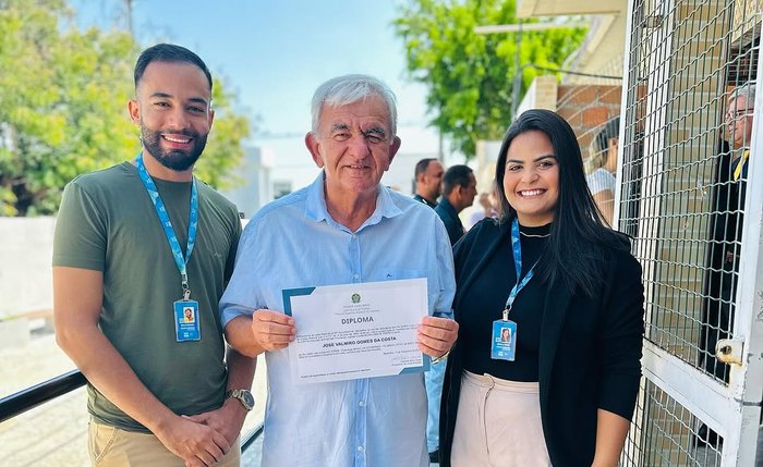 Ao centro, o prefeito Valmiro Costa