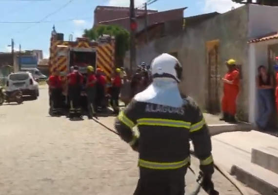 Incêndio de grandes proporções destrói residência no bairro Santa Lúcia, em Maceió