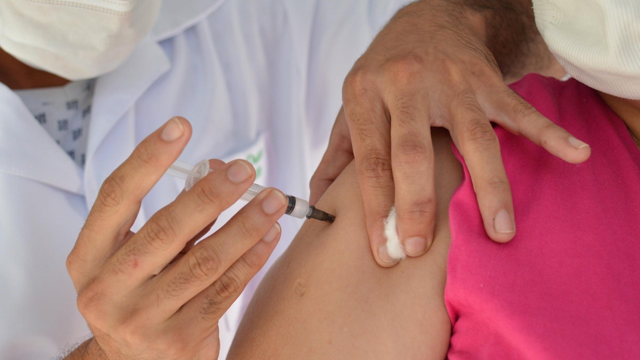 Brasil tem 44,8% da população total imunizada com dose de reforço contra a covid