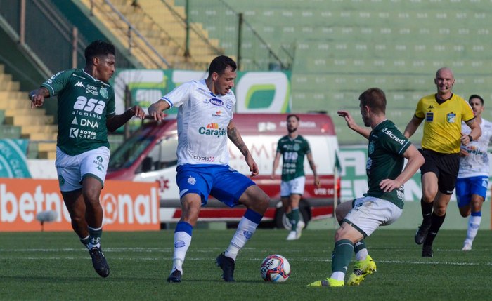 Jogadores de CSA e Guarani disputam bola na partida pela 22ª rodada Jogadores de CSA e Guarani disputam bola na partida pela 22ª rodada