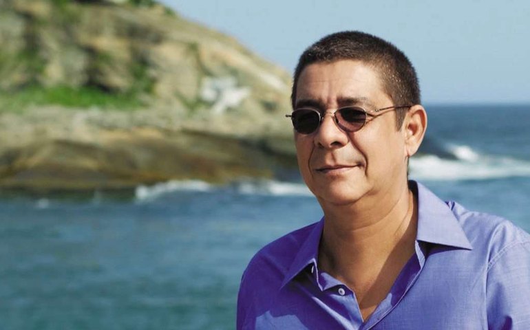 Internado com covid-19, Zeca Pagodinho canta para alegrar profissionais da saúde