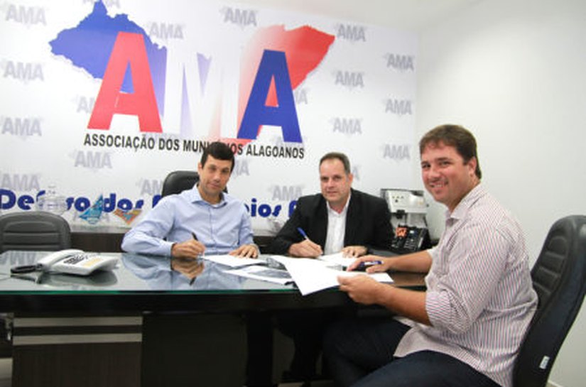 Fábrica de carteiras de trabalho é apresentada durante reunião na AMA