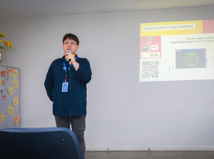 Seduc promove encontro para orientar escolha de livros didáticos para o Ensino Médio