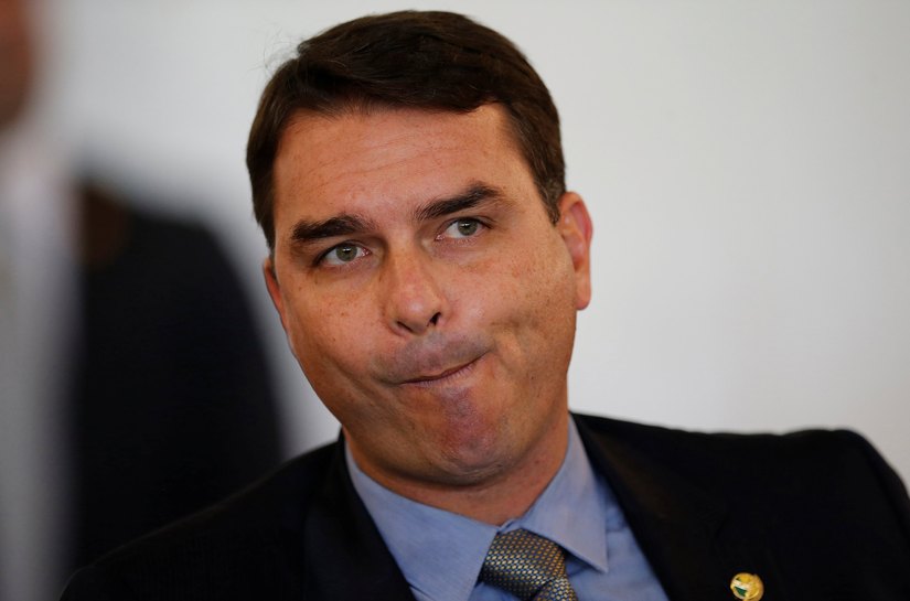 Após crise com Michelle, Flávio escala esposa para atrair mulheres