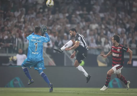 No brilho de Hulk, Atlético-MG abre vantagem sobre o Flamengo, mas desperdiça nocaute