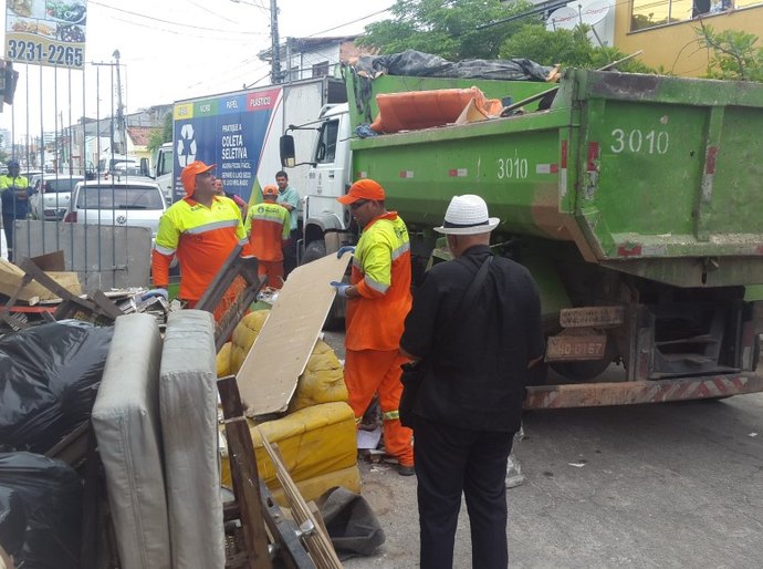 Acumulador guardava cerca de 40 toneladas de lixo em imóvel