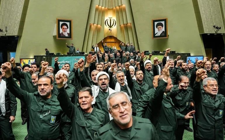 Líder supremo do Irã alerta que qualquer ataque dos EUA provocaria 'guerra regional'