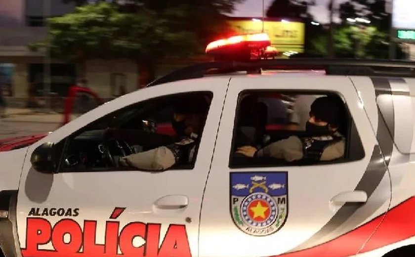 Homem é amarrado em árvore após invadir casa e agredir o próprio pai em Arapiraca