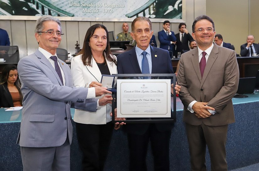 Desembargador Orlando Rocha recebe Comenda Tavares Bastos