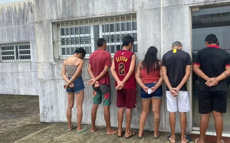 Seis pessoas são presas após gravar live praticando sexo na frente de criança, em Teotonio Vilela