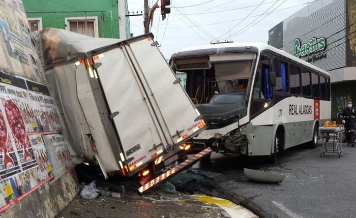 Colisão entre caminhão e ônibus deixa feridos no Centro de Maceió