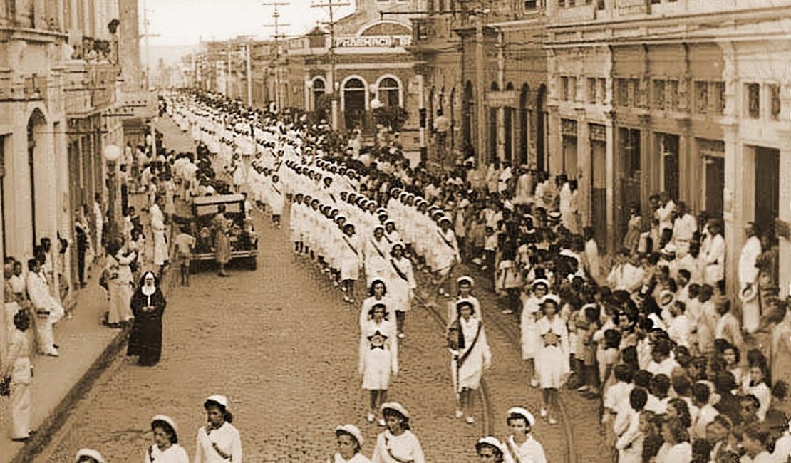 Colégio Sacramento em desfile de 16 de setembro da década de 1930