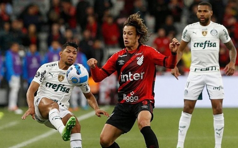 Palmeiras perde do Athletico-PR e vê ruir longa invencibilidade na Libertadores