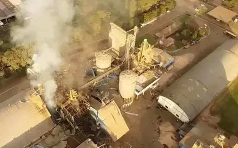 Pelo menos 13 contêineres de diesel pegam fogo devido à explosão no norte do México