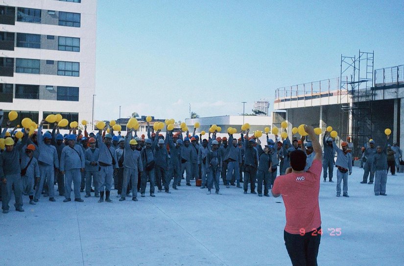 Saúde mental: hit embala trabalhadores de construção civil em Maceió; veja vídeo
