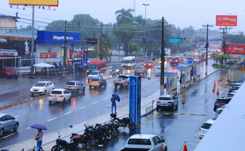 INMET emite alerta de chuvas intensas para 96 cidades de Alagoas