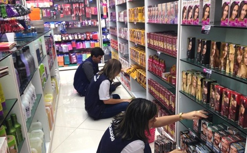 Procon/AL apreende produtos de loja de cosméticos em shopping de Maceió