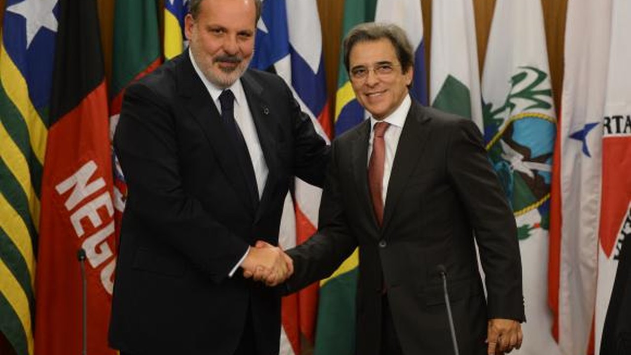 Armando Monteiro toma posse e promete plano para estimular exportações