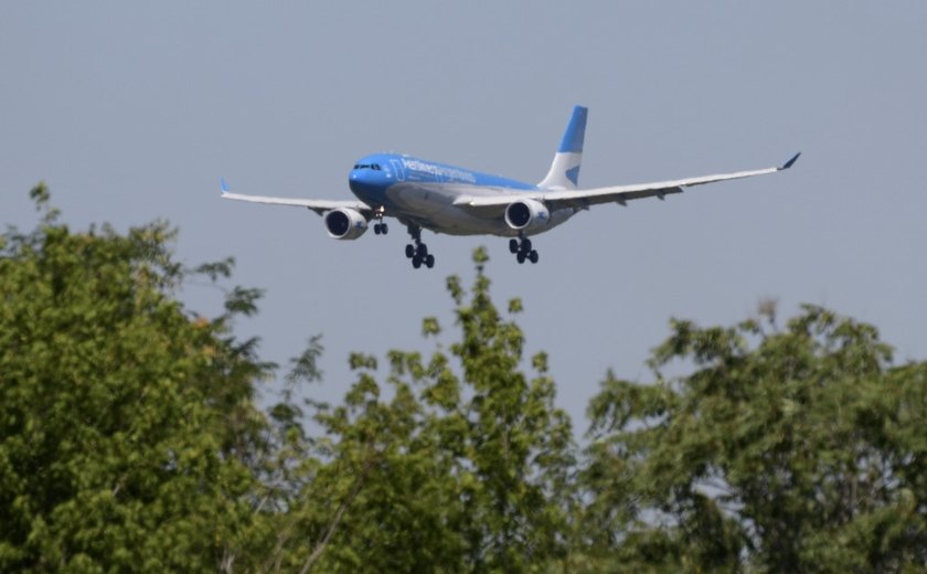 Aerolíneas e Latam cancelam voos na Argentina por greve geral contra Milei