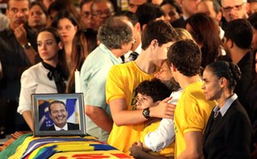 Pernambucanos se despedem de ex-governador Eduardo Campos no Recife