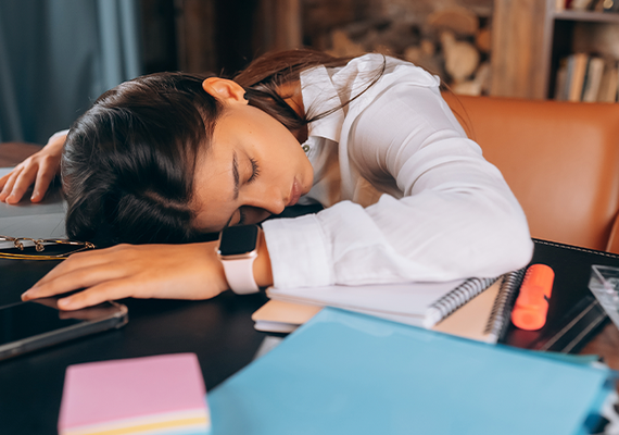 Dormir durante o expediente aumenta a produtividade, revela estudo