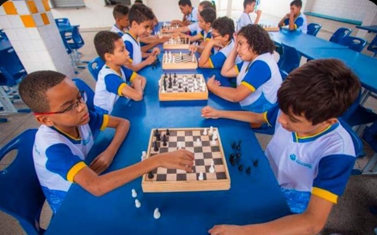 Alunos da rede municipal desenvolvem habilidades com aulas de xadrez