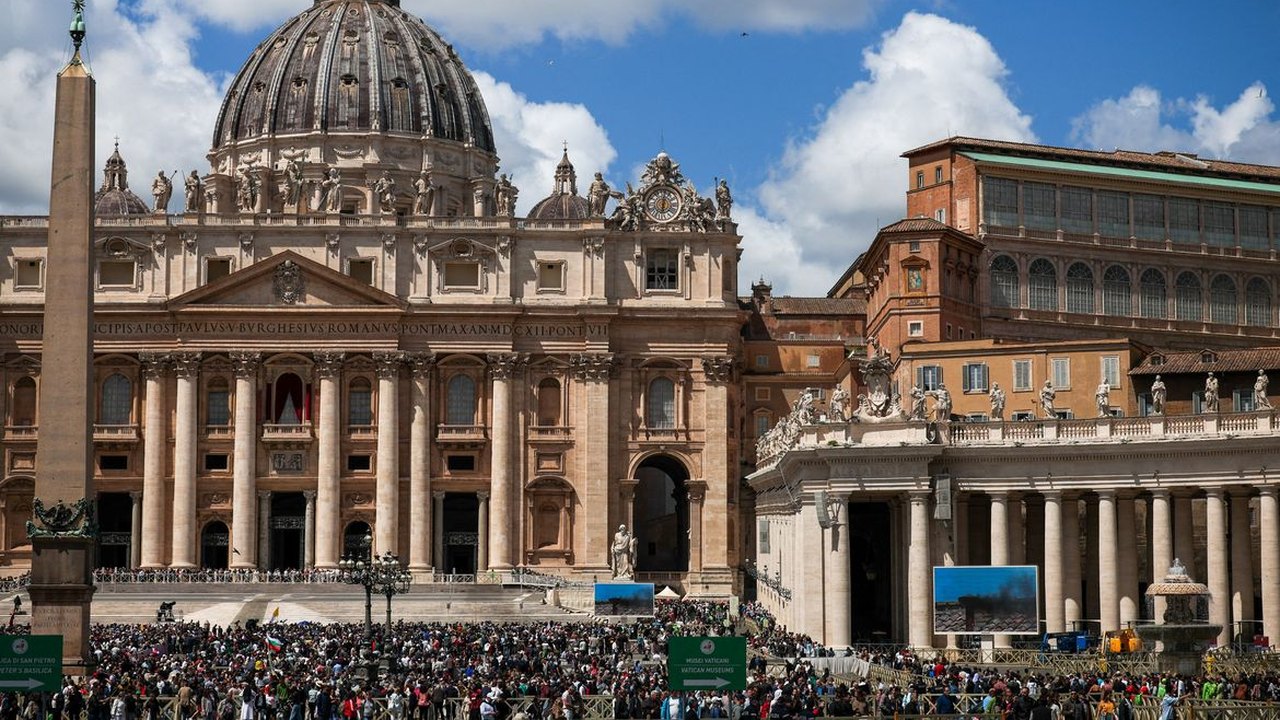 Vaticano registra fumaça branca; novo papa é eleito