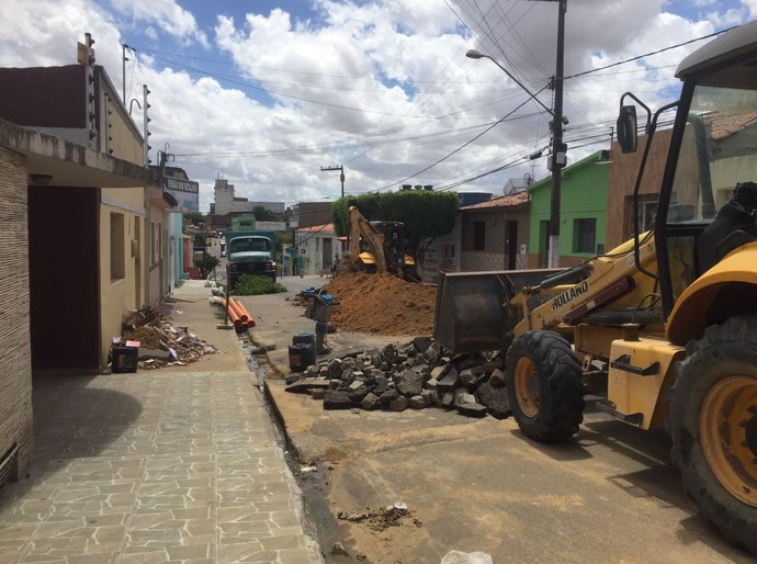 Teófilo determina levantamento sobre obras e análise de contratos firmados