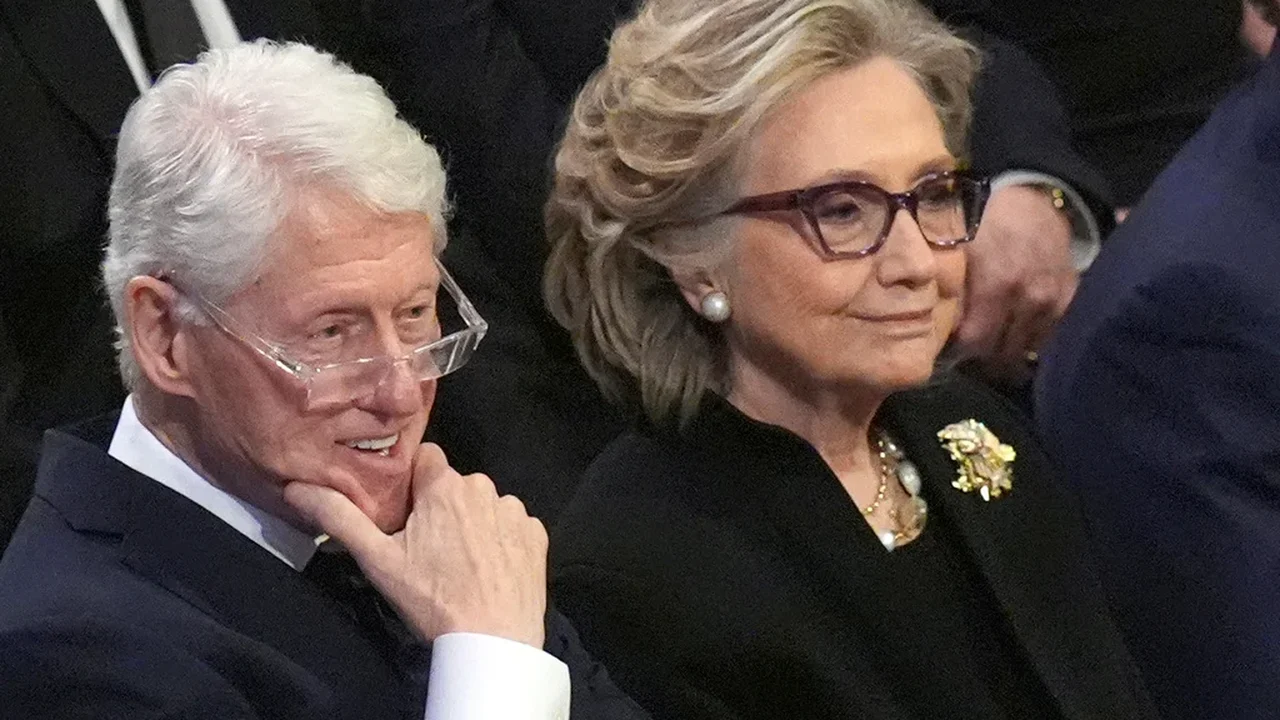 Clintons se recusam a depor na investigação da Câmara sobre Epstein, enquanto os republicanos ameaçam com um processo por desacato