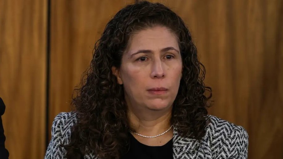 Ministra afirma que “cortar na carne” é tirar de serviços à população