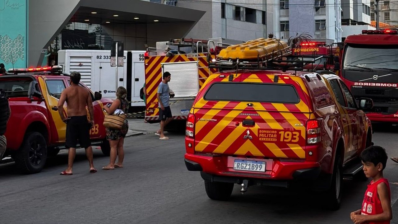 Uma pessoa morre durante incêndio em hotel no bairro da Pajuçara em Maceió