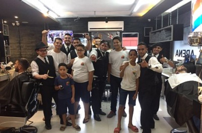 Meninos do Lar São Domingos ganham corte de cabelo na Arena