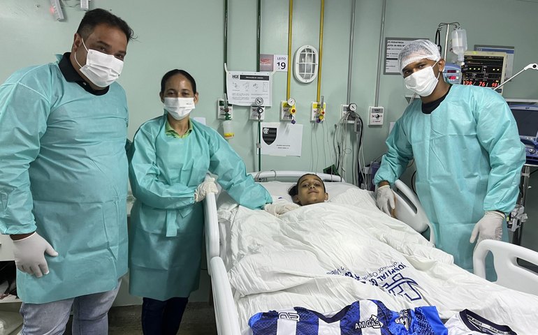 Criança internada na UTI Pediátrica do HGE ganha presente de jogador do CSA