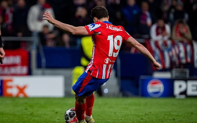 Álvarez quebra o silêncio após pênalti anulado e pede mudança: 'Não é para tirar vantagem'