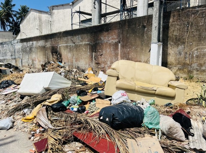 Alurb combate descarte irregular de resíduos em logradouros e vias públicas