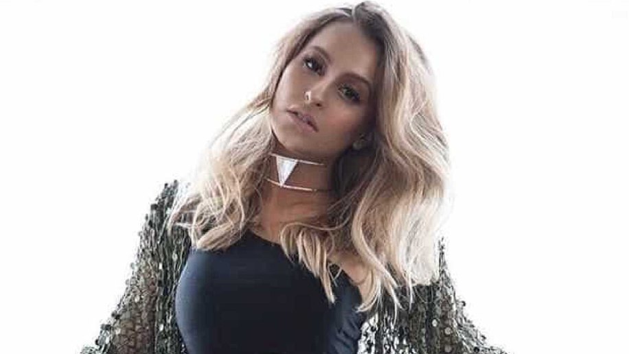 Carla Diaz celebra 27 anos ao lado de Roberto Carlos: 'Me deu uma rosa'