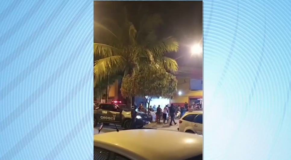 Pessoas que estavam dentro de clube onde festa foi encerrada se aglomeram em frente ao local. / Foto: Imagem: Reprodução/Redes sociais/TV Atalaia